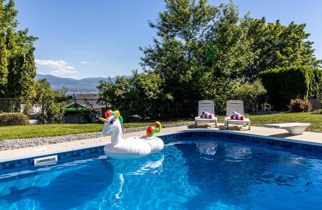 Huge 5BR Home with Pool, Hot Tub & Games Room