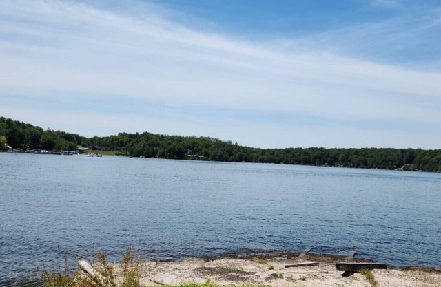 Huge 8-bedroom home with Lake Access in White Lake
