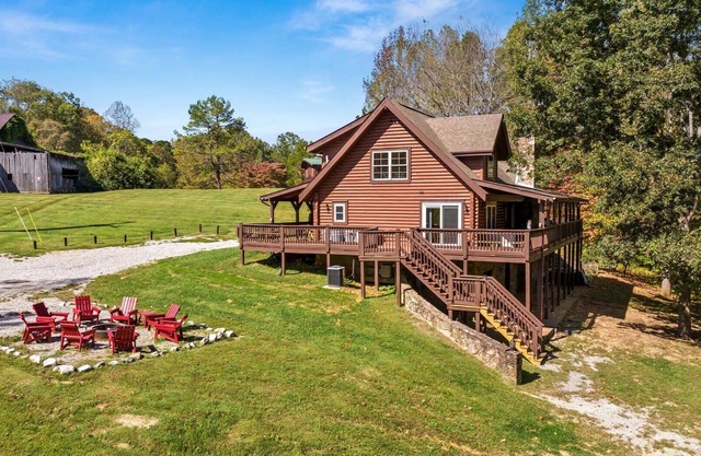 Huge 8 BR Lodge - Hot Tub, Fire Pit, Ping Pong