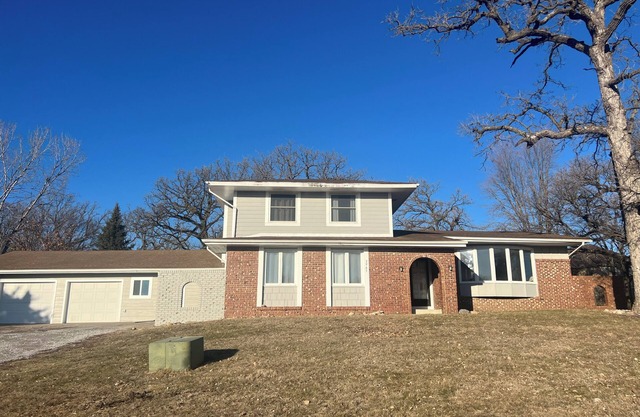 HUGE 9-10 bedroom w/Gorgeous 120K Remodel - Great for XL Families or Contractors