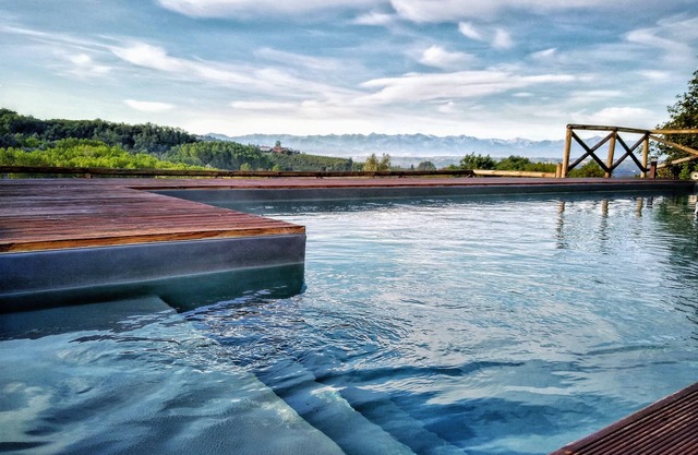 Komplett renoviertes Bauernhaus mit Pool inmitten der Barolo-Reben