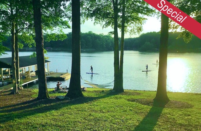 Riesige Bucht, tiefes Wasser, KAYAKS, SUPs, Feuerstelle & Spielzimmer - Bettwäsche w / Betten gemacht!