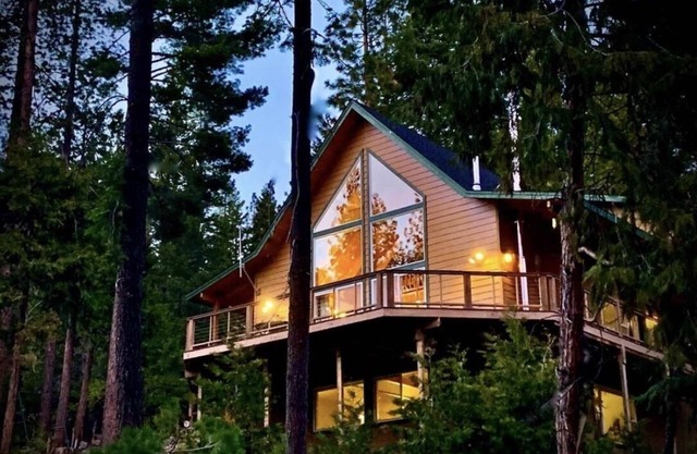 Huge Cozy Cabin 3 Bed Rooms, loft, Game/bedroom, Spa