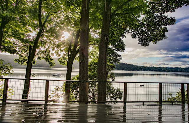 Riesige Terrasse, spektakuläre Aussicht und der Strand. Versteck am Wasser.