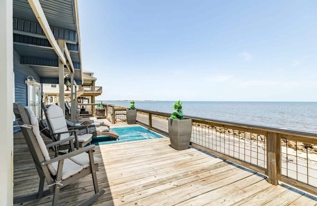 Huge Deck to Enjoy Those Sunrises over the Sea!