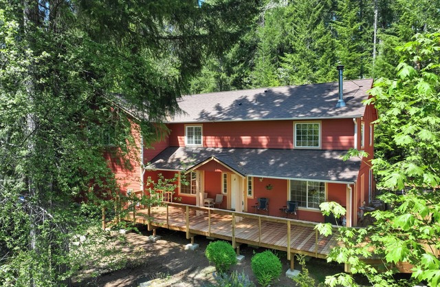 Huge deck, hot tub, near state parks, trails, beaches.