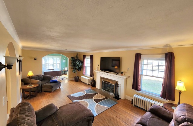 Huge deck & yard Near Indoor Sports Arena! Spacious! Smart TVs! Fast Wifi! Cozy.