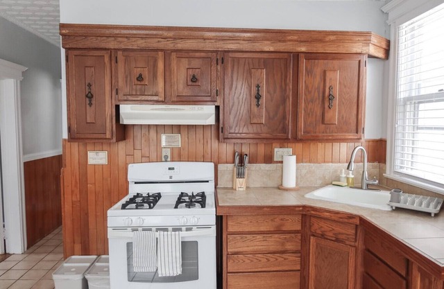 Huge Family Home | Sleeps 14- Free Parking near NY