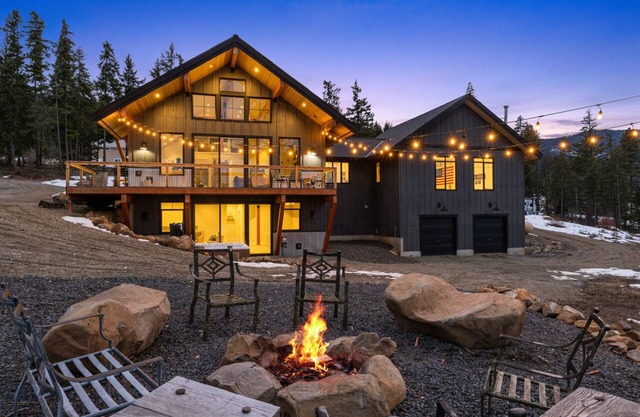 Huge game room, Hot tub, Sleeps 16+ with Bonus loft, ATV Snowmobile Trails