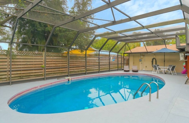 Huge Heated Pool Home - Minutes to Siesta Key, Shopping, and More!!!