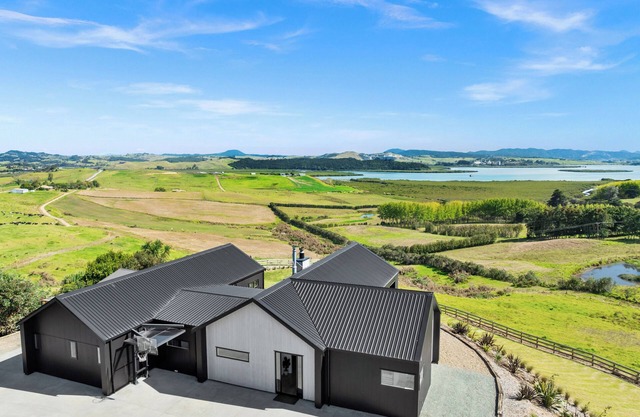 Huge Hidden Family Oasis - Water Views, Space and Serenity