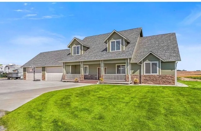 Huge Home by lake w/Hot tub & parking for lg rigs
