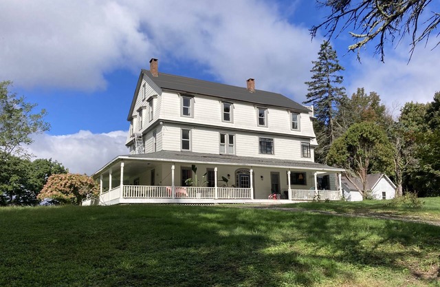 Huge house with amazing kitchen, near great hiking; great for groups!