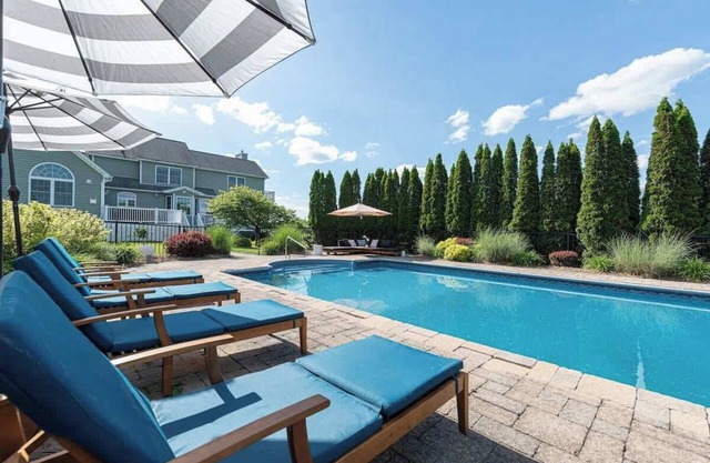Huge HV Retreat: pool/spa/home theater/gym