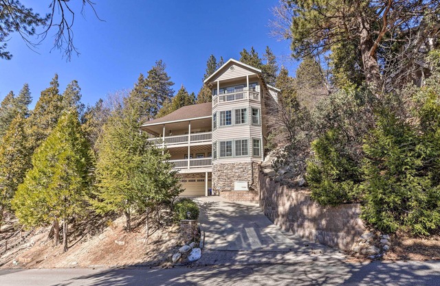 Huge Lake Arrowhead Home w/ 3 Decks & Grill!