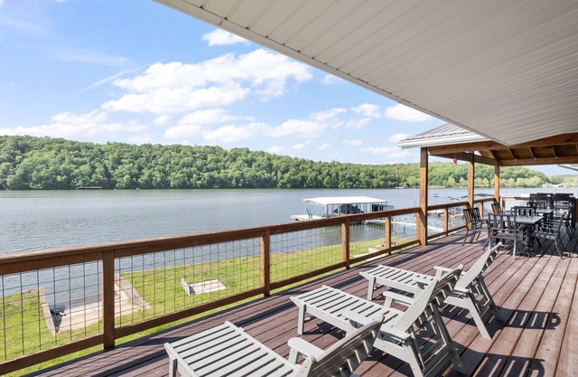 Huge Lakefront Yard, Private Dock - Amazing Views!