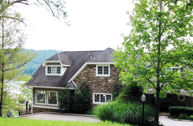 NEU! Die Huge Lakeside Lodge bietet eine atemberaubende Aussicht und einen einfachen Spaziergang zum großen Dock!