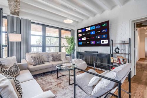 Huge Luxe 85inch Cinema Flat with Balcony and Parking