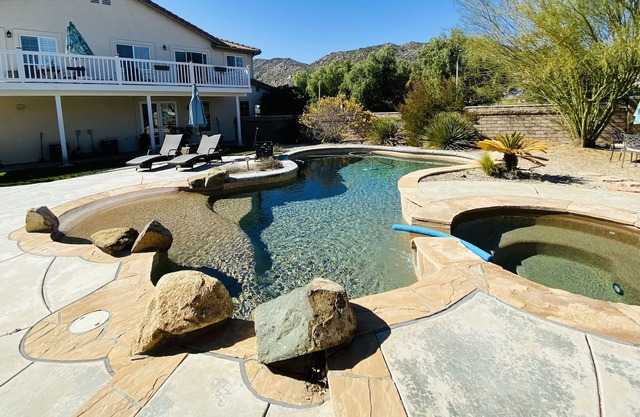 Huge luxurious Master Bedroom Suite w/ full privacy & View