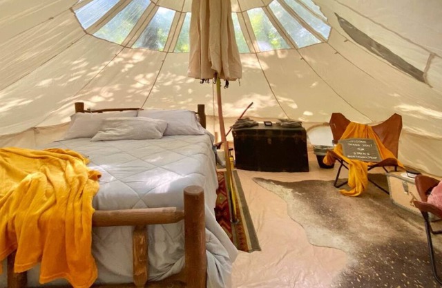 Riesiges Luxus-Glamping-Zelt, eingebettet in die Natur von 2 Wasserfällen!
