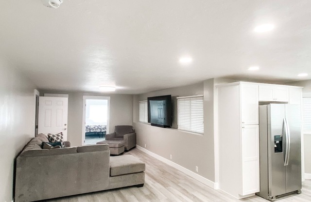 HUGE Basement Apartment Close to SLC, Lagoon, Ogden, Hill Air Force Base
