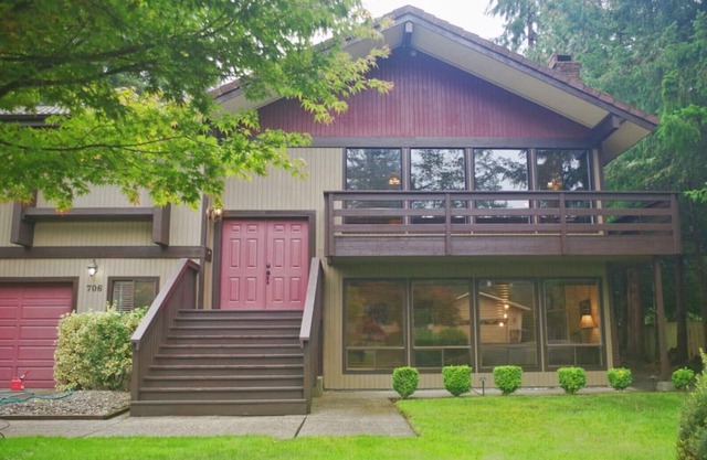 Huge Olympia House. Sleeps 10+. Lots of Amenities