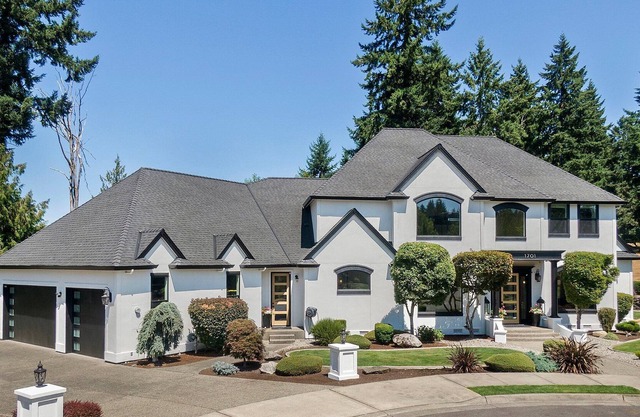 Huge Pacific Northwest entertaining home 30 minutes from SeaTac Airport!