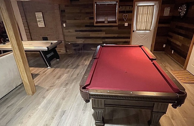 Huge Renovated 4 BDR House. Pool Table. Game Room. Big open sunroom.