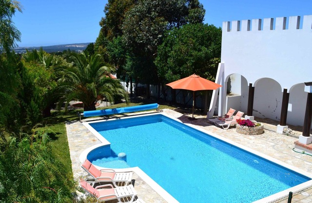 Riesiger, mit Salzwasser beheizter Pool, Grill, WiFi, kindgerecht.