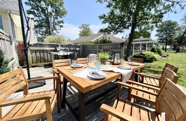 Huge Sandy Pond LAKE HOUSE - Sleeps 14!
