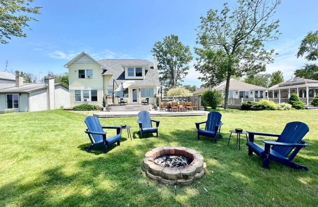 HUGE Sandy Pond LAKE HOUSE & Bunkhouse-Sleeps 18!