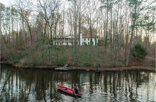 Huge Secluded Lakeside Super Private Gorgeous Retreat