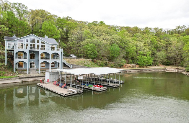Huge! Sleeps 30-Kayaks, Pedal Boat & Paddle Boards