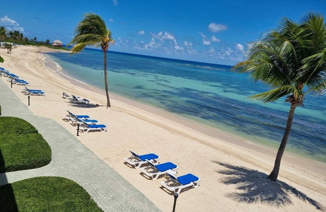 Huge Two Bedroom Beachfront Penthouse Condo - Sleeps 6