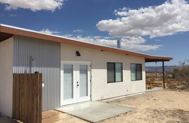Huge Views in North Joshua Tree w/ Outdoor Bathtub & Shower