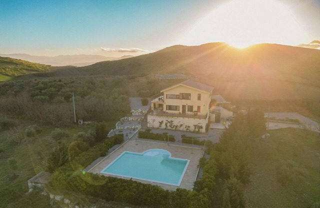 5BR Villa w/ Pool, Gym, Sauna & Epic Sicily Views, Family friendly!