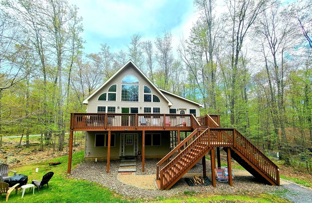 Huge w/Fire Pit, Pets, Game Room, Hike, Quiet Street, Summer in the Mountains!