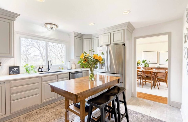 Huge yard - 10 min walk to shops & restaurants