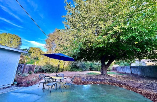 Huge Yard-King Bed-Beautiful Neighborhood-Garage