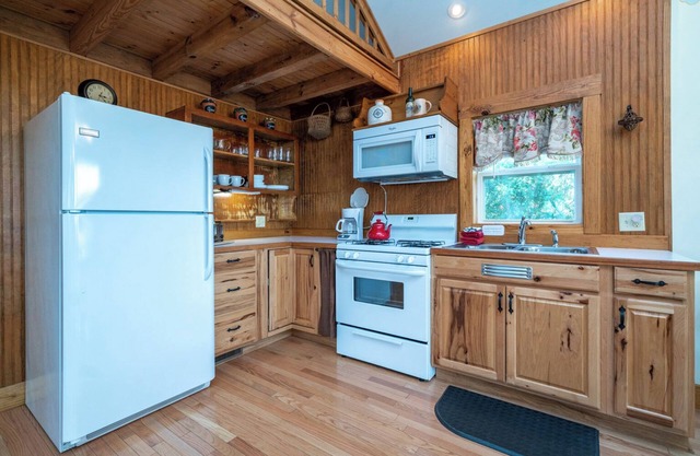 Huguenot Lakeside Cottage, 2-bedroom Plus Loft on Lake O' the Pines