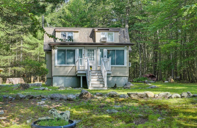 Huguenot Retreat w/ Screened Porch & Lake Access!