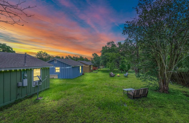 Hullabaloo Hut ~ Less than a mile to TAMU CAMPUS!