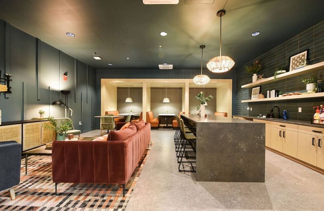 Parking+ GYM+HULU Near Universities-UPMC-Shopping