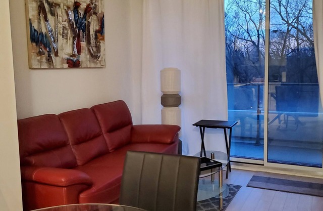 Humberbay Park! Airport, Downtown Toronto! Condominium, pool, parking n Clean!
