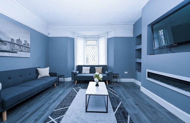 Family & Contractor-Friendly Stylish & Spacious 5BR Free Parking Sleeps 15.
