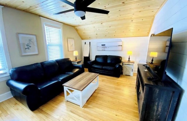Humbly Mqt - Upper Level - 2 BR Relaxation