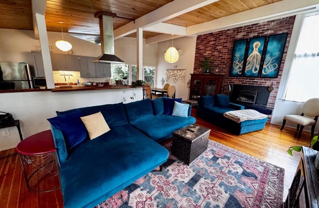 Humboldt Haven- Gorgeous Home for 10 w Gardens, Firepits, Forest & Bay Views