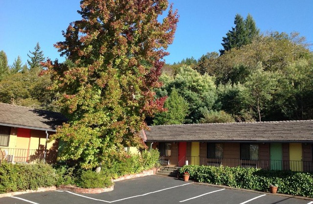 Humboldt Redwoods Inn