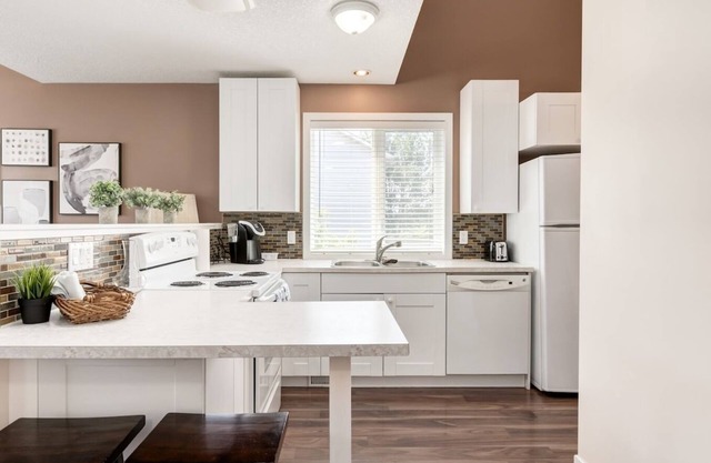 "Hummingbird" 2 Bed Carriage House with 3 beds!