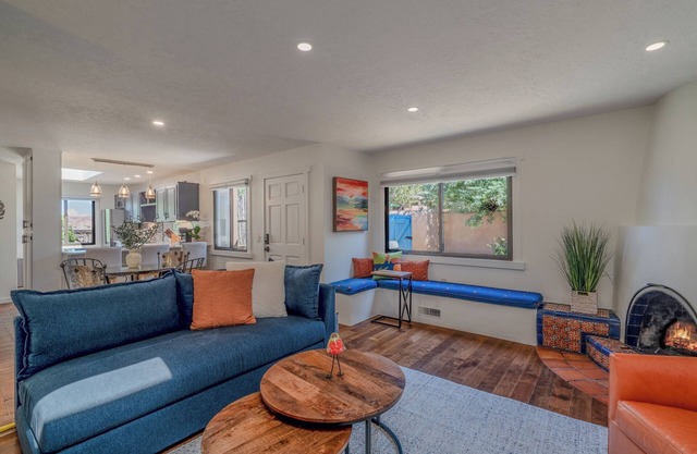 Hummingbird - Clean and Comfortable North Side Home